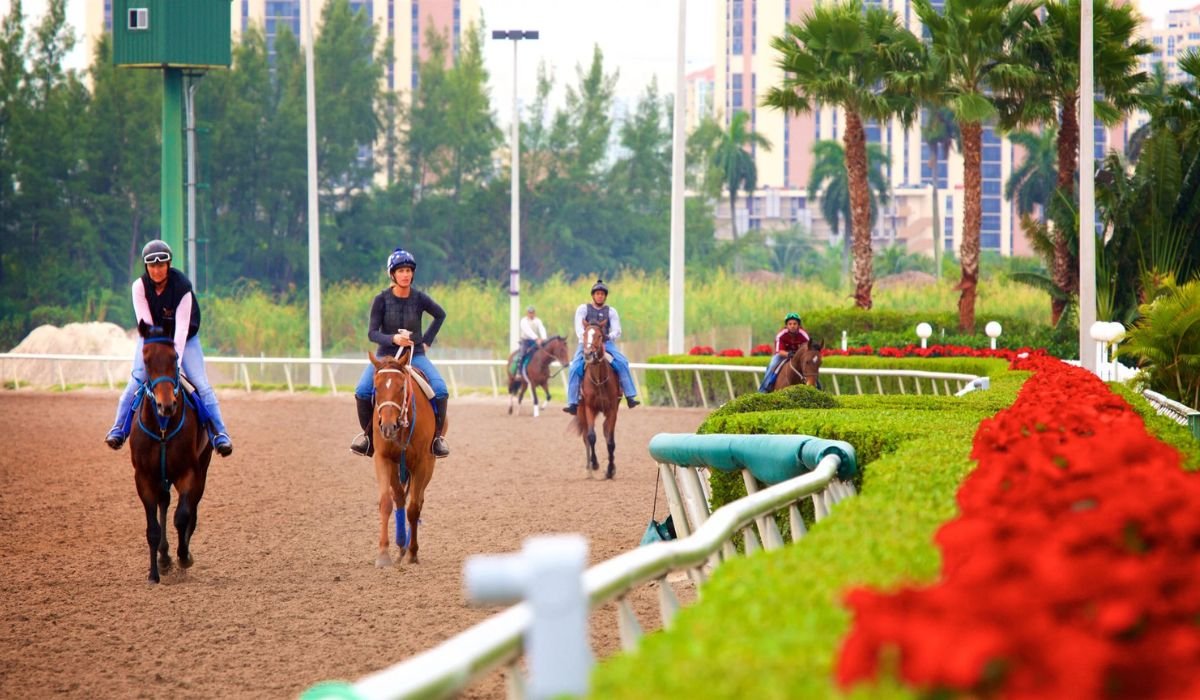 Golf and Horse Racing: What Are The Horse Racing Venues With Golf Courses Nearby?