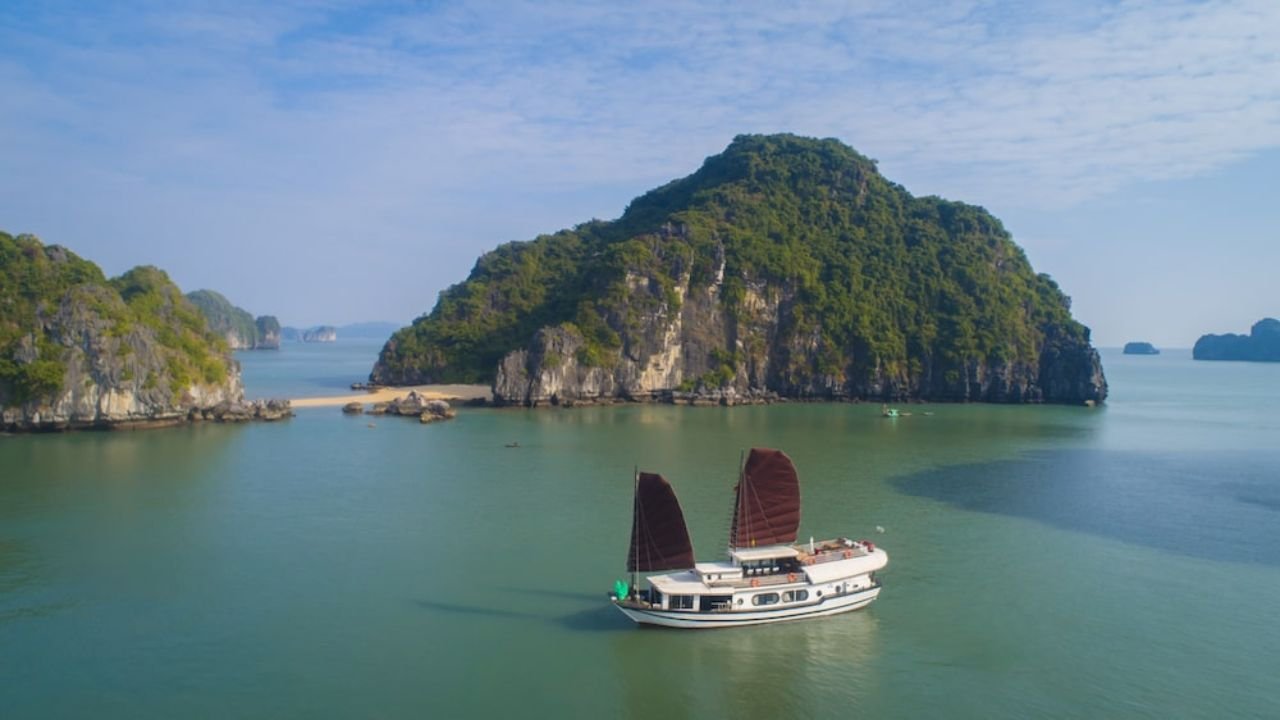 Halong Bay Luxury Junk vs. Modern Cruise: Which is Right for You?