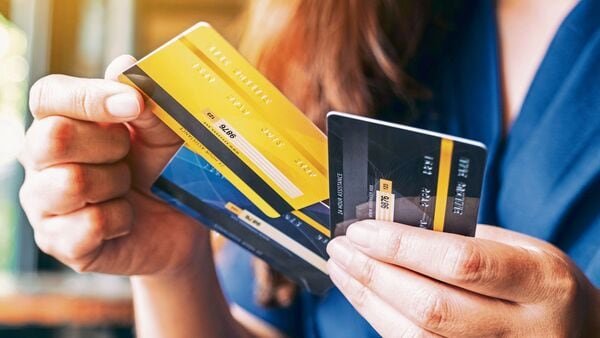 How Prepaid Cards Can Help Students Manage Finances Efficiently