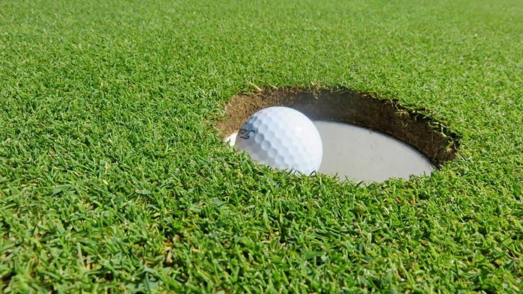 how wide is a golf hole